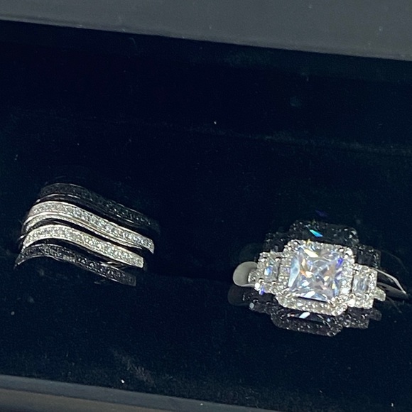 Beautiful Bridal Set in Platinum The Best Quality in Simulated Diamonds! 💎 💍 - Picture 3 of 6